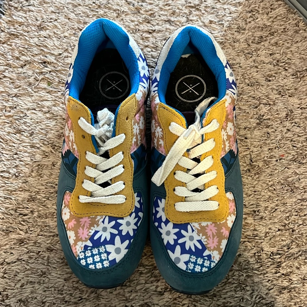 Womans size 9 Inkkas shoes